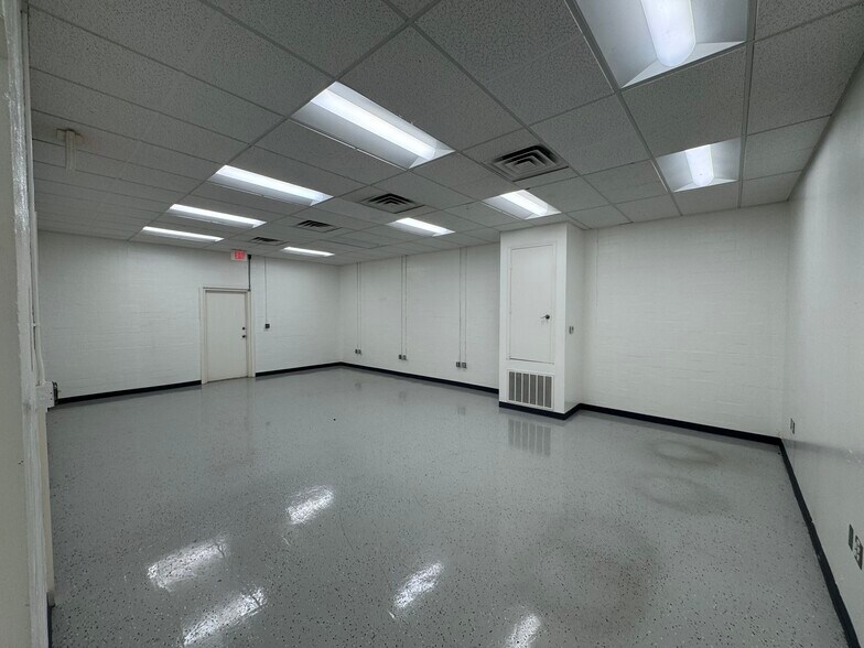 More Photos Of 1403 E Houston St, San Antonio Flex For Lease