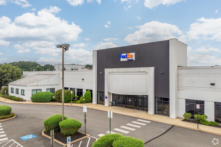 More Photos Of 122 Mill Rd, Oaks Warehouse For Lease