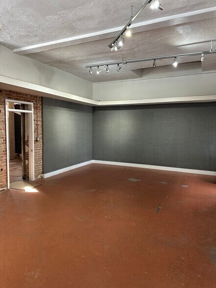 More Photos Of 2927 Paseo Dr, Oklahoma City Office For Lease