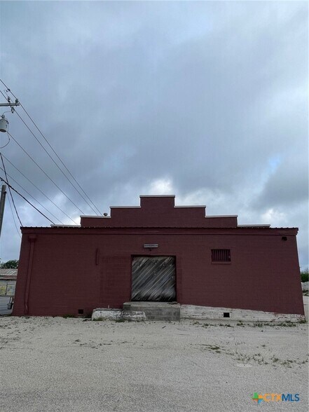 More Photos Of 1308 N Bowie St, Seguin Warehouse For Sale