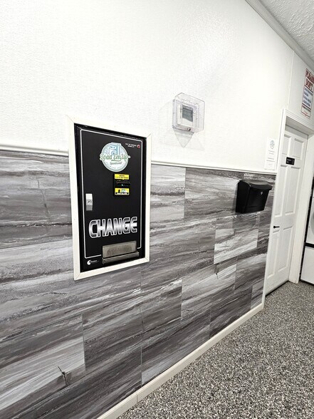 More Photos Of 512 W Egyptian Ave, Christopher Bar For Sale