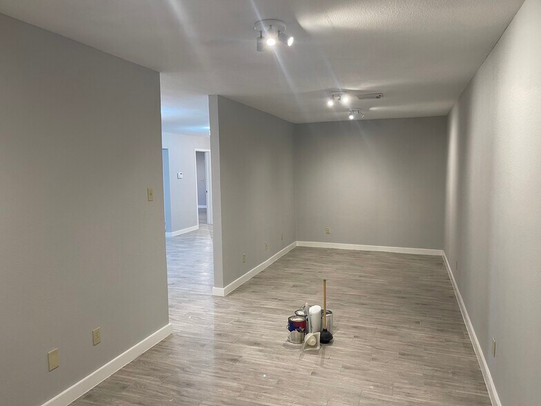 More Photos Of 4095 SE I 10 Frontage Rd, Sealy Medical For Lease