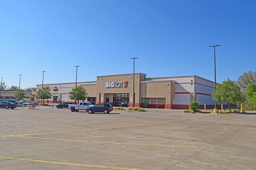More Photos Of 989 N Walnut Creek Dr, Mansfield General Retail For Lease