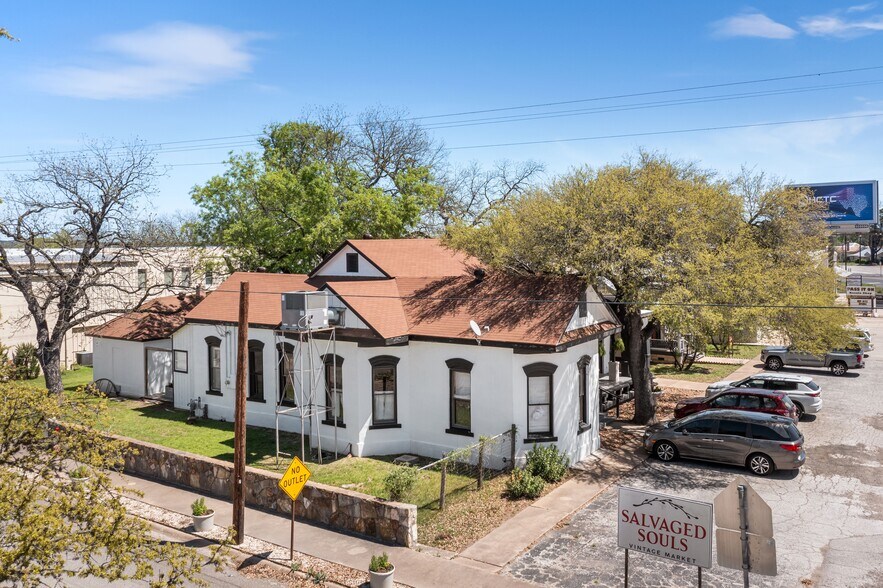 More Photos Of 702 Front St, Comfort Freestanding For Sale