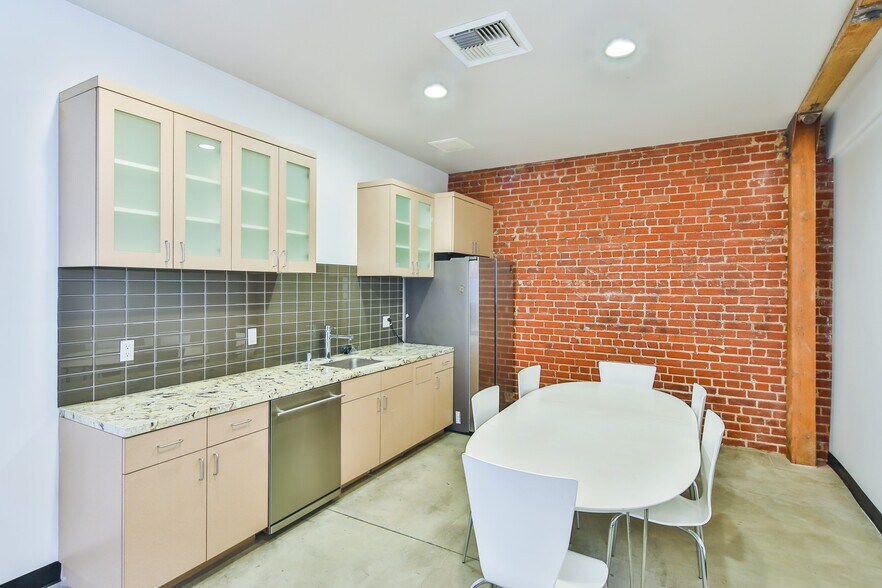 More Photos Of 1319-1321 W 11th St, Los Angeles Showroom For Sale