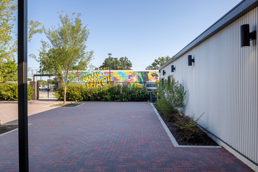 More Photos Of 300 E Division St, Arlington Restaurant For Lease