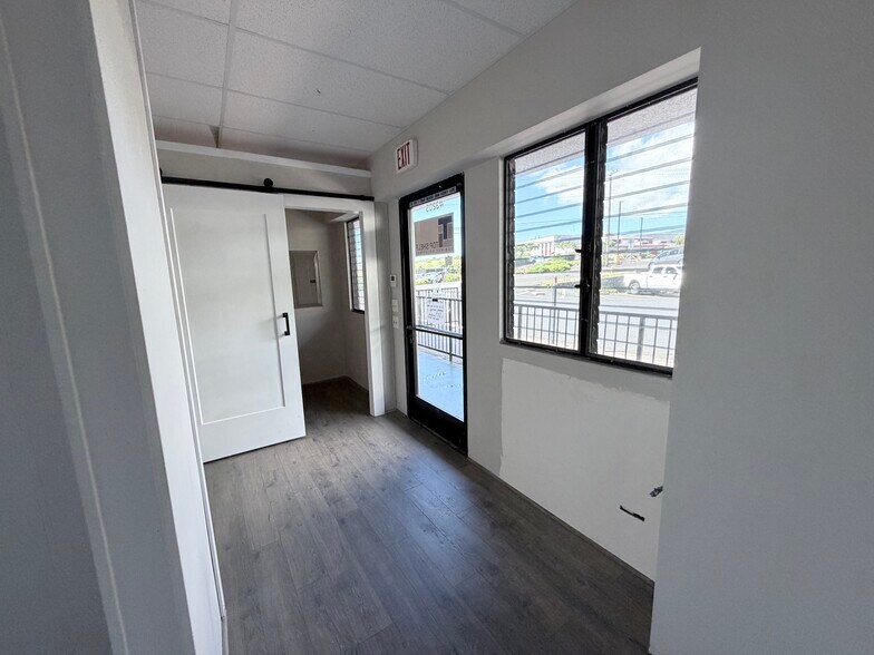 More Photos Of 74-5035 Queen Kaahumanu Hwy, Kailua Kona Storefront Retail Office For Lease