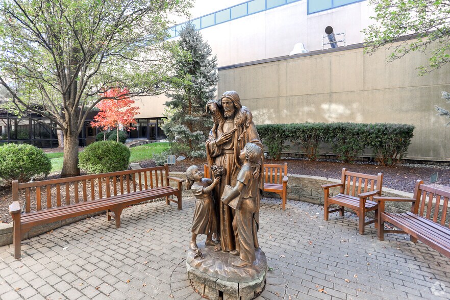 More Photos Of 13400 N Meridian St, Carmel Medical For Lease