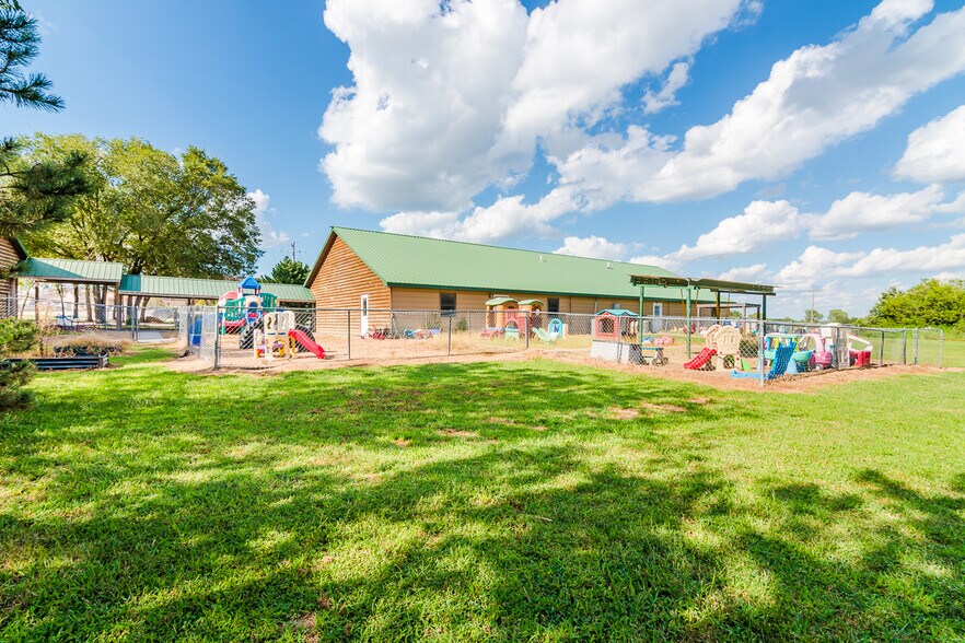 More Photos Of 17656 Old Post Rd, Wamego General Retail For Sale