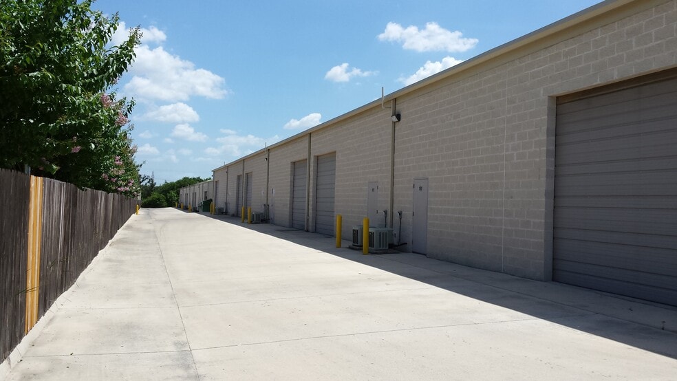 More Photos Of 18847 Redland Rd, San Antonio Showroom For Lease