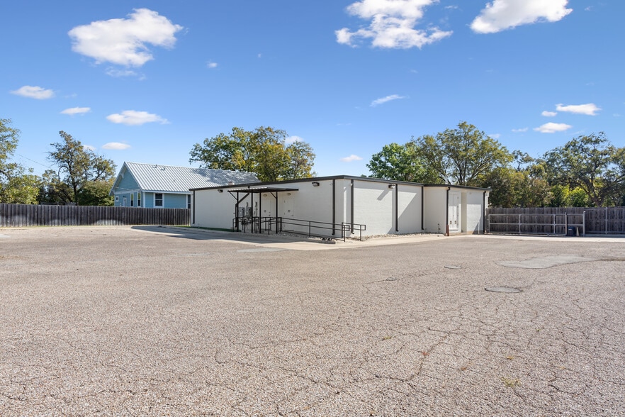 More Photos Of 1927 Columbus Ave, Waco Office For Sale