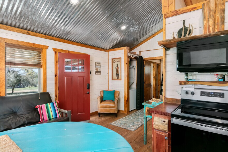 More Photos Of 100 Five Star Trl, Fredericksburg Hotel For Sale