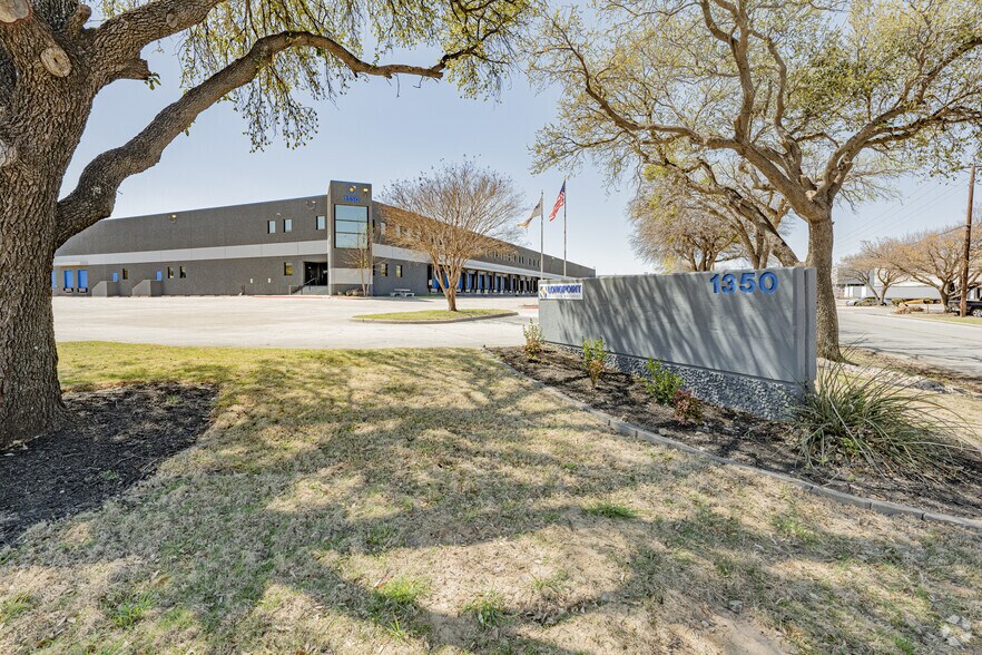 More Photos Of 1350 Avenue S, Grand Prairie Distribution For Lease