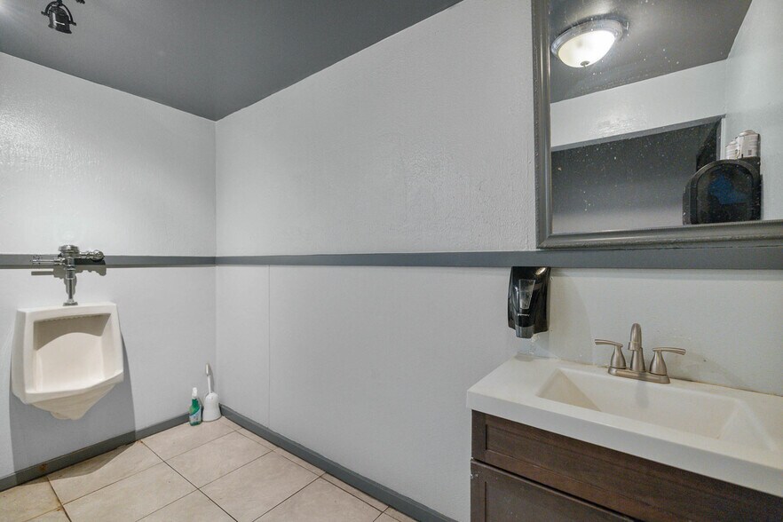 More Photos Of 549 Halemaumau St, Honolulu Restaurant For Lease