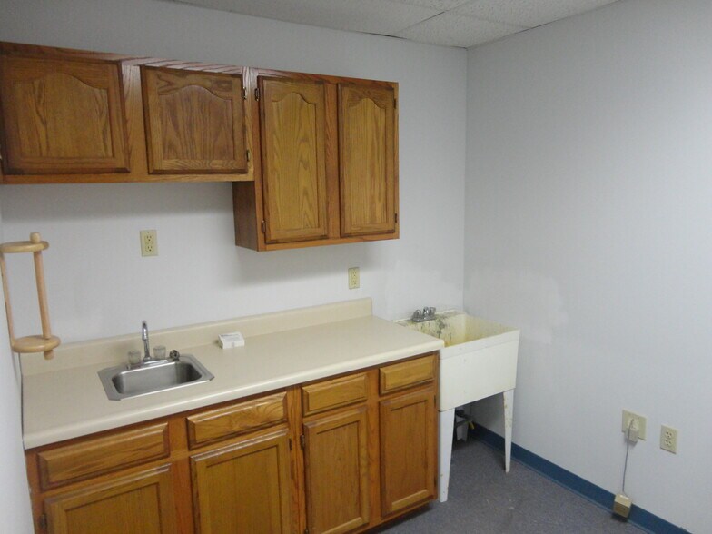 More Photos Of 1712 E Hamilton Rd, Bloomington Flex For Lease