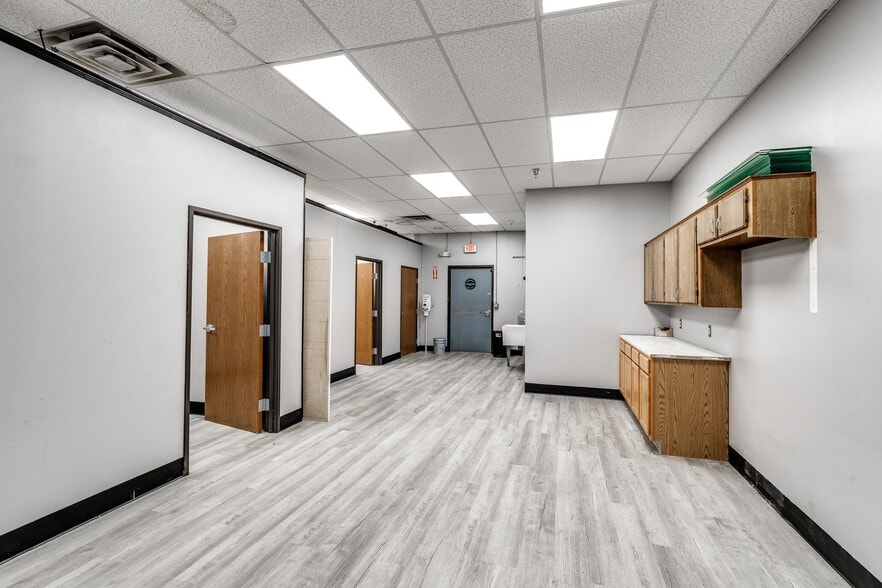 More Photos Of 115 N Mustang Rd, Mustang Unknown For Lease