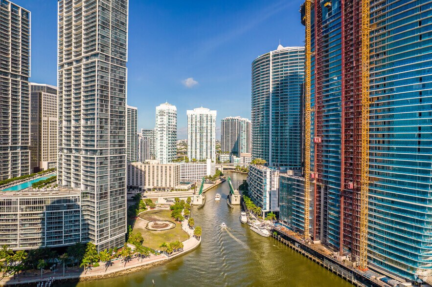 More Photos Of 270 Biscayne Boulevard Way, Miami Hotel For Lease