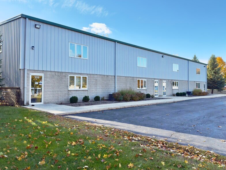 More Photos Of 1011 Rail Dr, Woodstock Warehouse For Lease