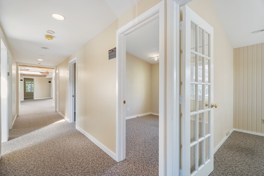 More Photos Of 3 Railroad Ave, East Hampton Storefront Retail Office For Lease