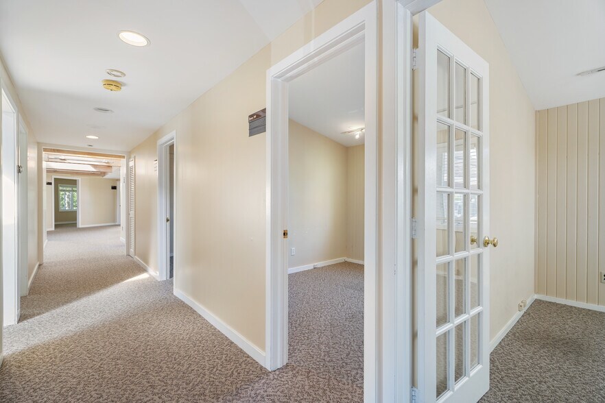 More Photos Of 9 Railroad Ave, East Hampton Convenience Store For Lease