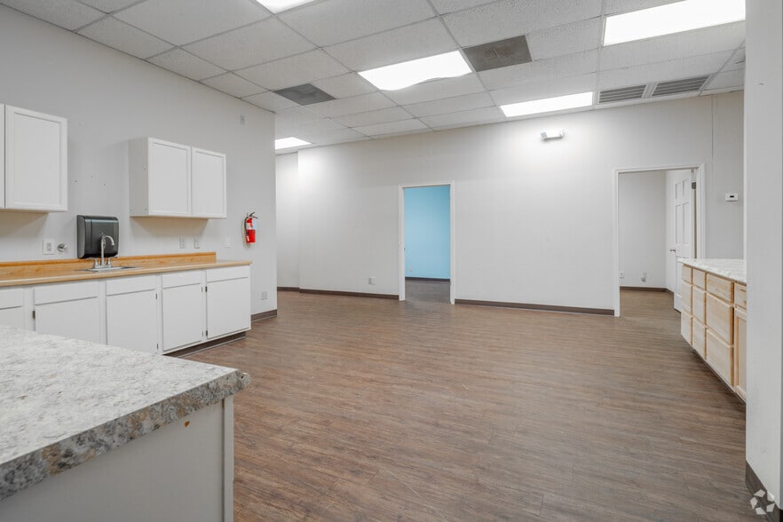 More Photos Of 1400-1460 Sidney Baker St, Kerrville Office For Lease