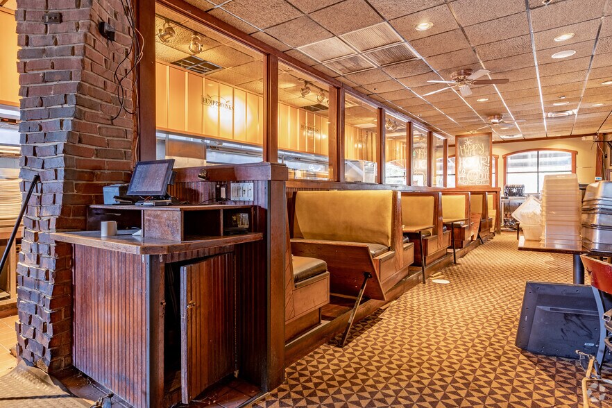 More Photos Of 700 Six Flags Dr, Arlington Restaurant For Lease