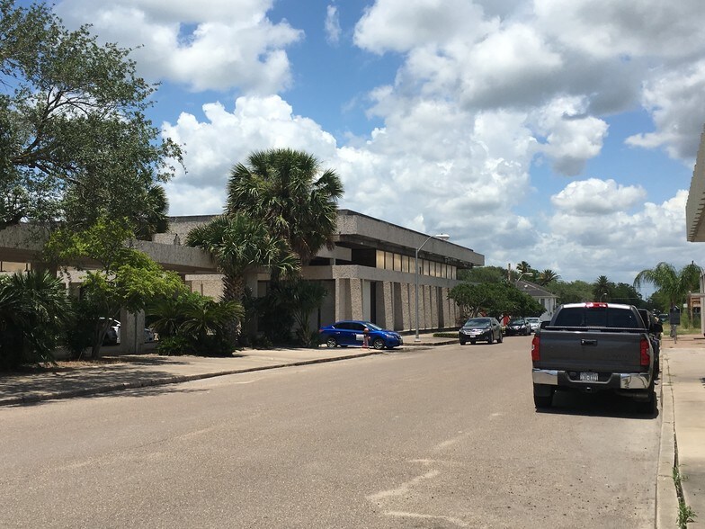 More Photos Of 422 E Avenue B, Robstown Medical For Lease
