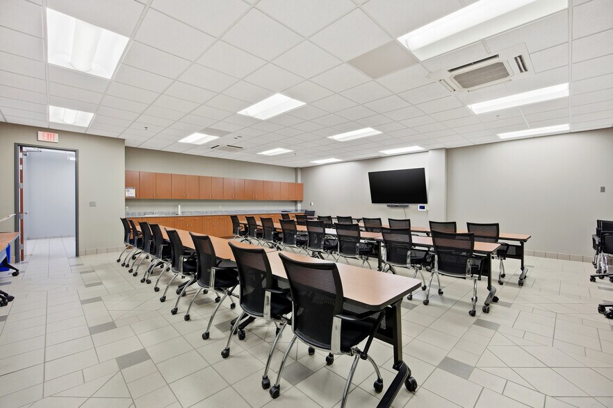 More Photos Of 644 E Beaton Dr, West Fargo Office For Lease