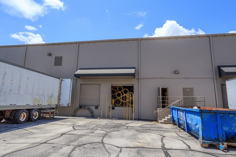 More Photos Of 7810 Kingspointe Pky, Orlando Warehouse For Lease