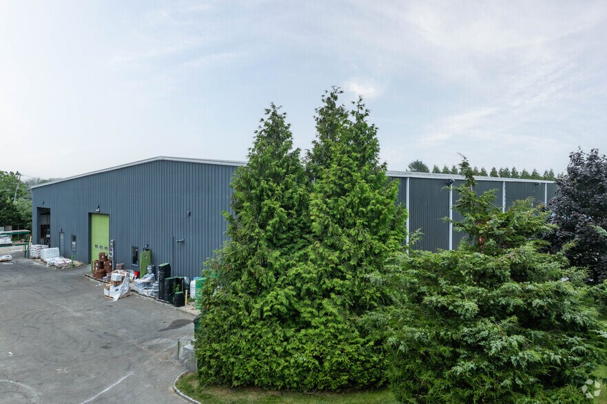 More Photos Of 1 Mariner Dr, Southampton Warehouse For Lease