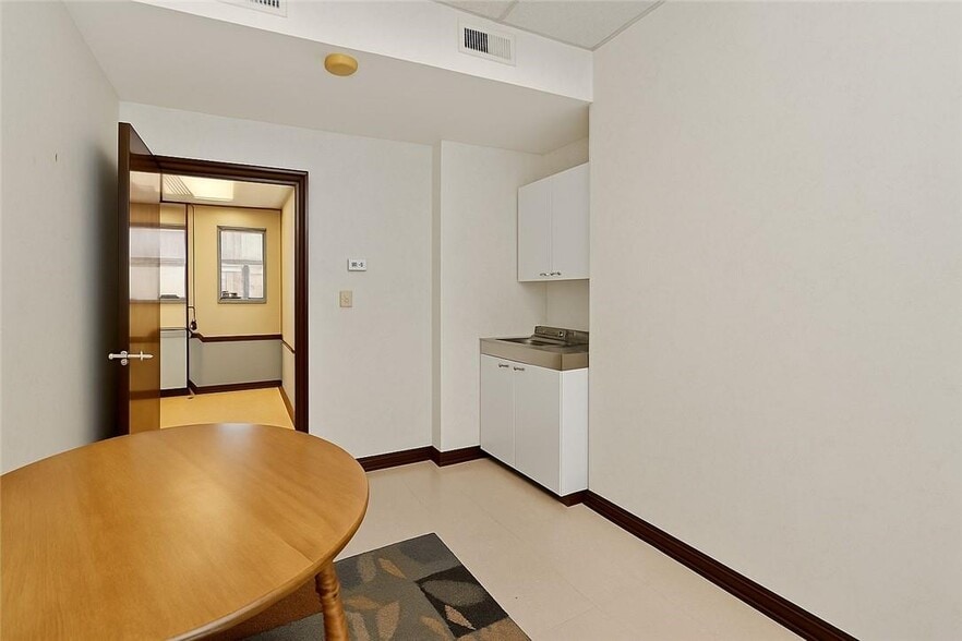 More Photos Of 29 E Beau St, Washington Medical For Sale