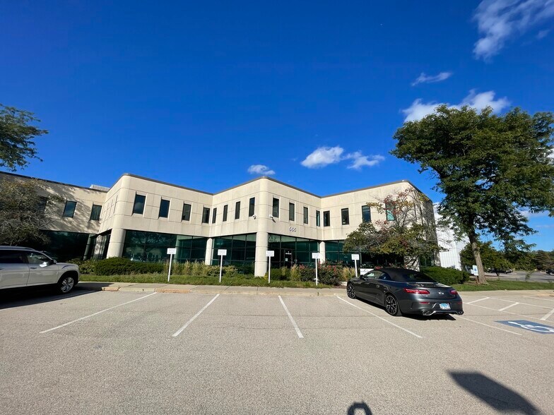 More Photos Of 555 Huehl Rd, Northbrook Service For Lease