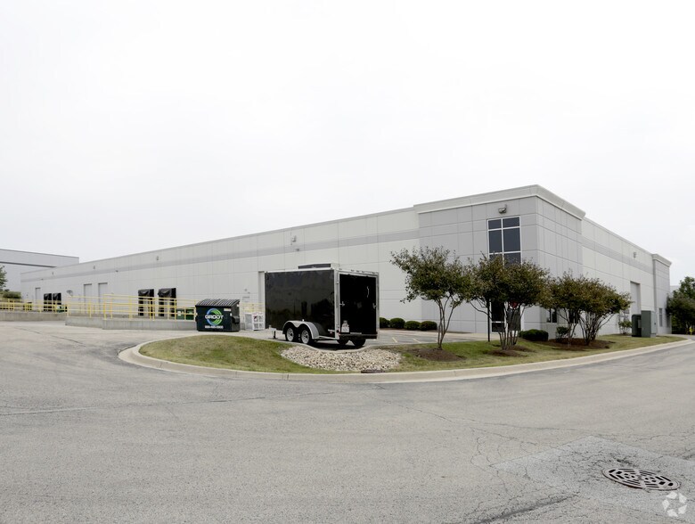 More Photos Of 140-148 S Pinnacle Dr, Romeoville Warehouse For Lease