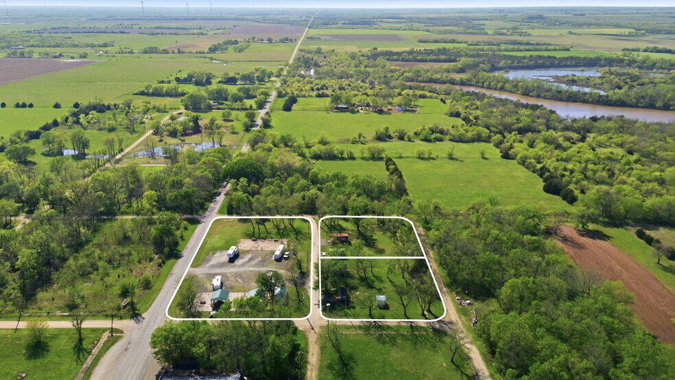 More Photos Of 74 2nd St, Moran Trailer Camper Park For Sale