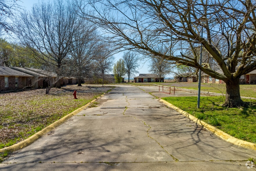 More Photos Of 100 W. Oak St., Webbers Falls Apartments For Sale