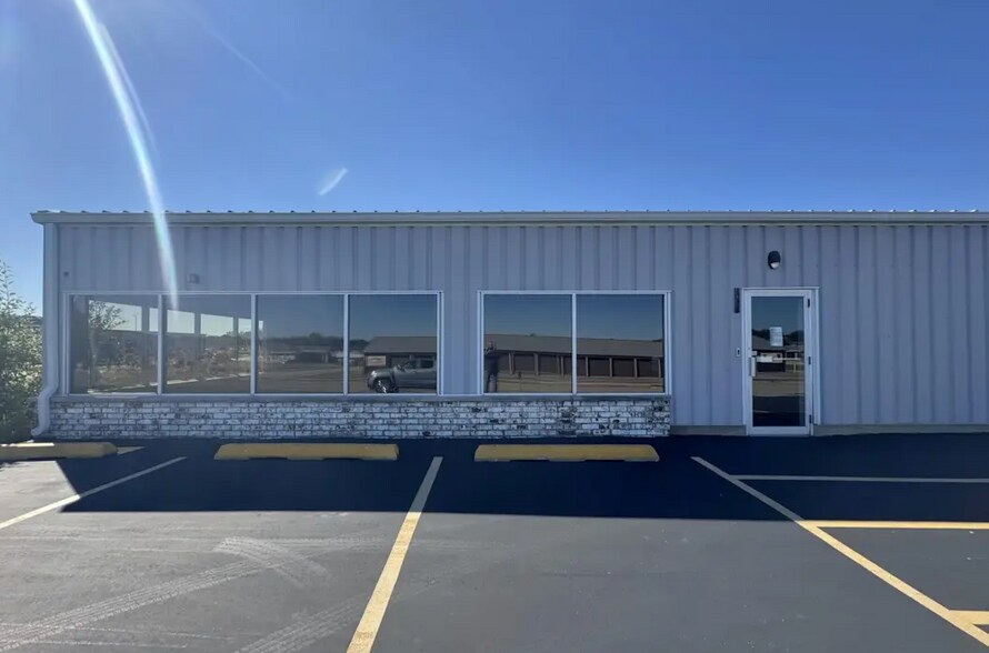 More Photos Of 633 1st Ave, Monroe Showroom For Lease