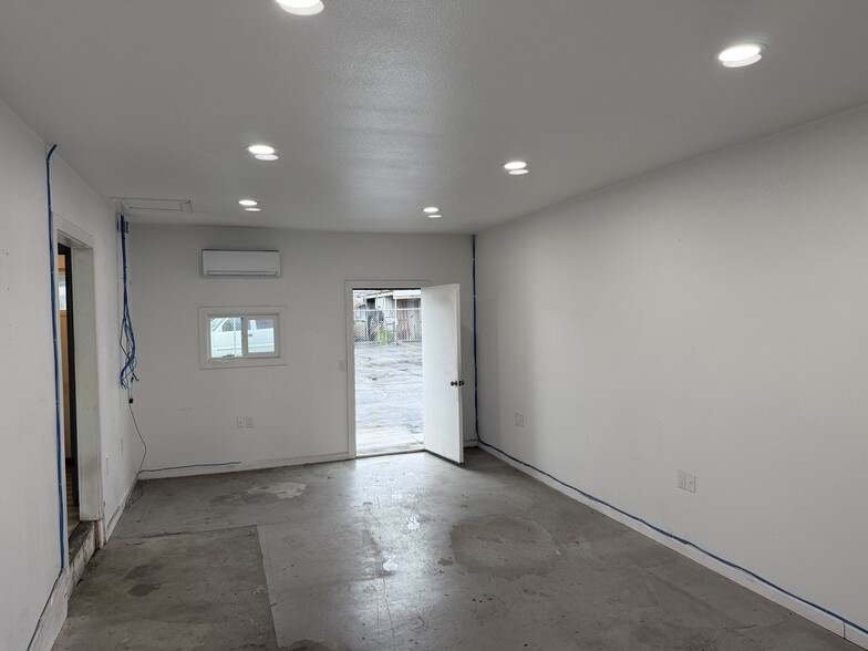 More Photos Of 5925 Payton Ave, Riverside Warehouse For Lease