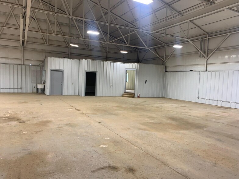More Photos Of 925 Linco Rd, Longview Flex For Lease