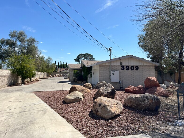 More Photos Of 3909 Vegas Dr, Las Vegas Office For Sale