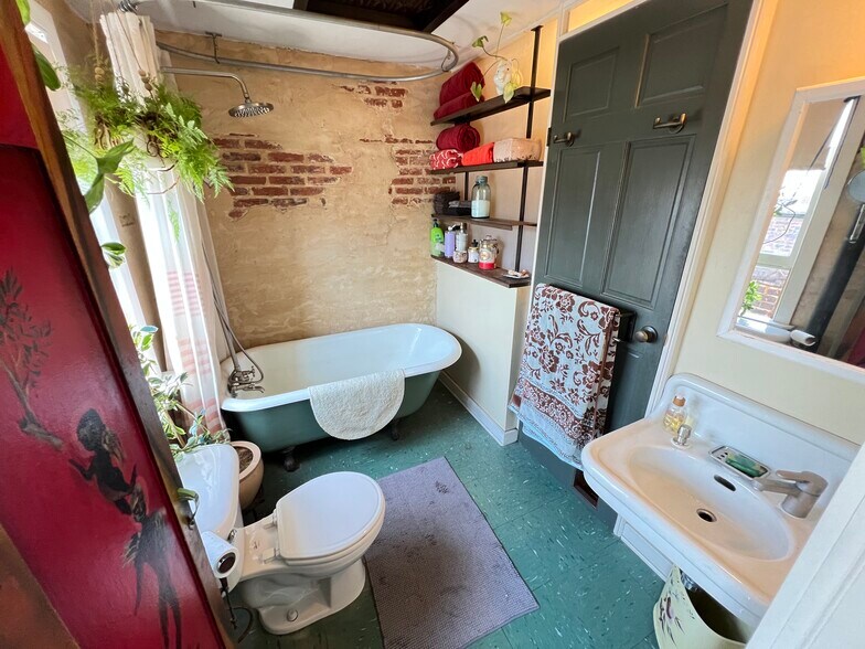 More Photos Of 1438-1442 Light St, Baltimore Showroom For Sale