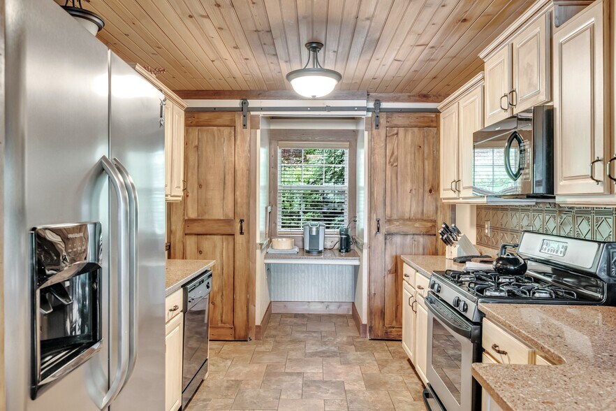 More Photos Of 2003 Bend of the Riv, Hiawassee Specialty For Sale