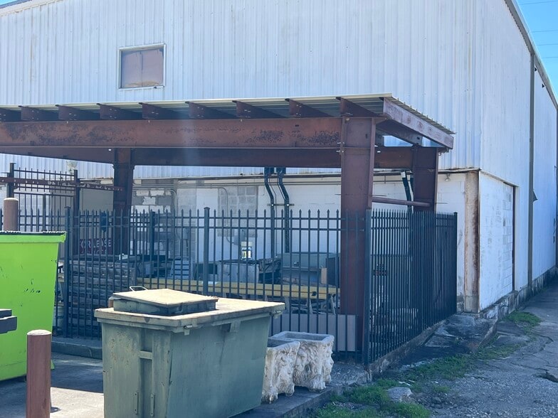 More Photos Of 1112 N Frazier St, Conroe Freestanding For Sale