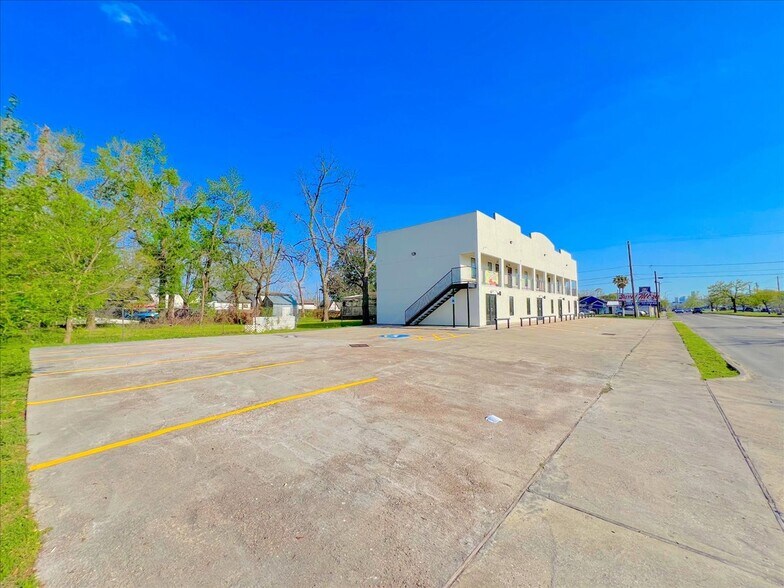 More Photos Of 7704 Irvington Blvd, Houston General Retail For Lease