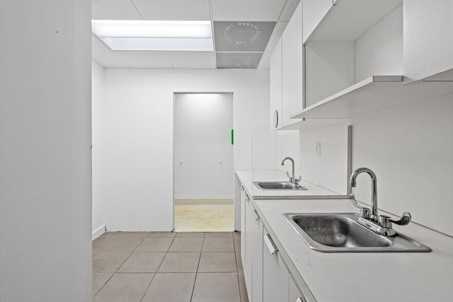 More Photos Of 6330 Manor Ln, South Miami Office For Lease