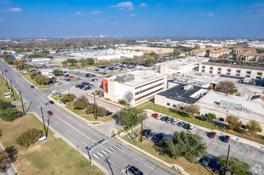 More Photos Of 7390 Barlite Blvd, San Antonio Medical For Sale
