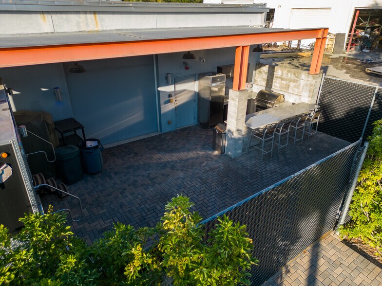 More Photos Of 3158 24th Ave N, Saint Petersburg Showroom For Sale