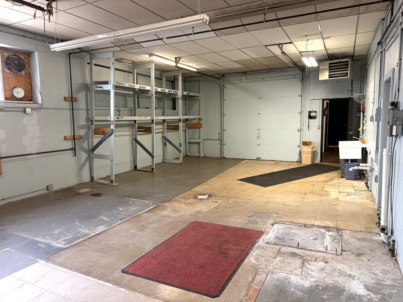 More Photos Of 1921 Broadway, Rockford General Retail For Sale
