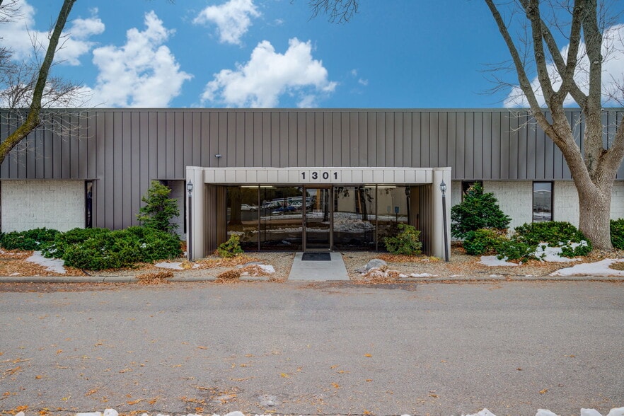 More Photos Of 1301 Cliff Rd E, Burnsville Showroom For Sale