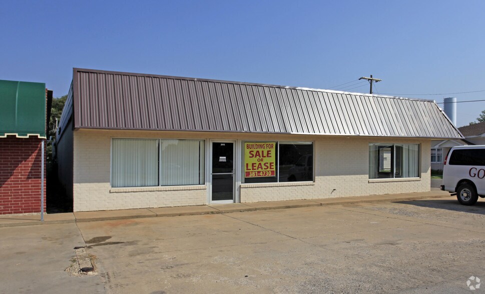 More Photos Of 201 W Main St, Tuttle Storefront For Lease