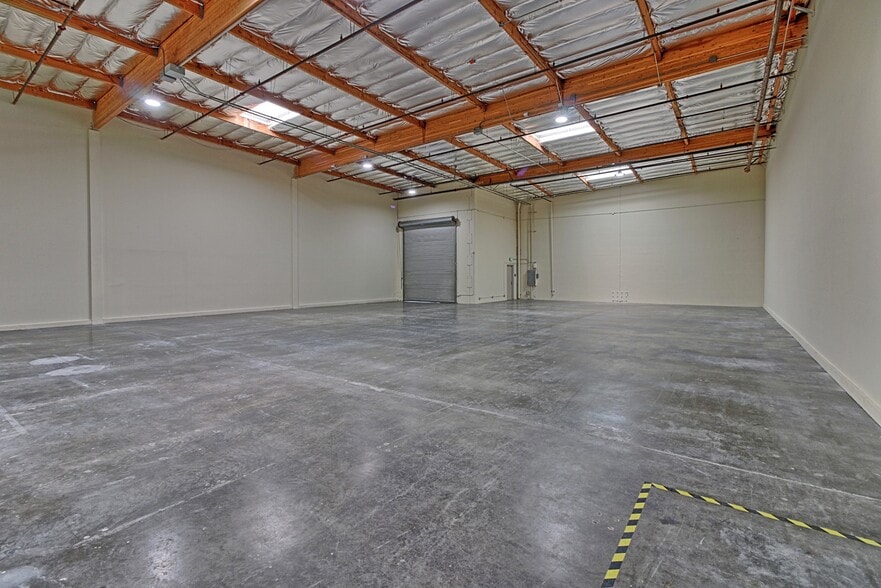 More Photos Of 4483 McGrath St, Ventura Service For Lease